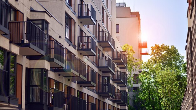 Foto un palazzo con balconi e balconate sullo sfondo.