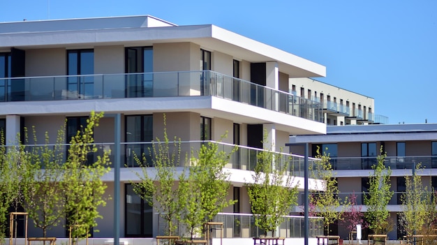 Photo a building with balconies and balconies