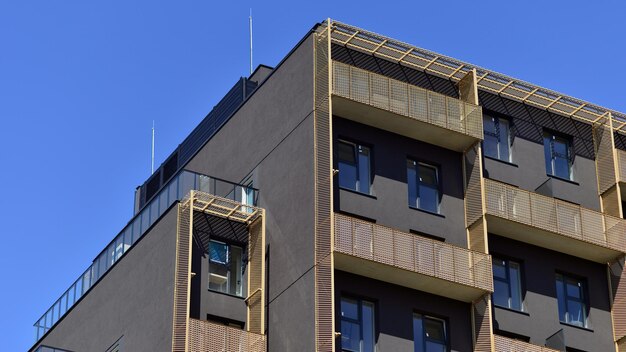 Photo a building with a balcony and a blue sky background