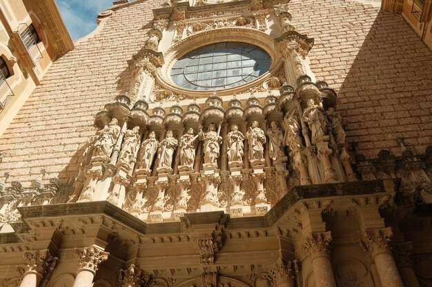 Photo a building with a balcony and a round window