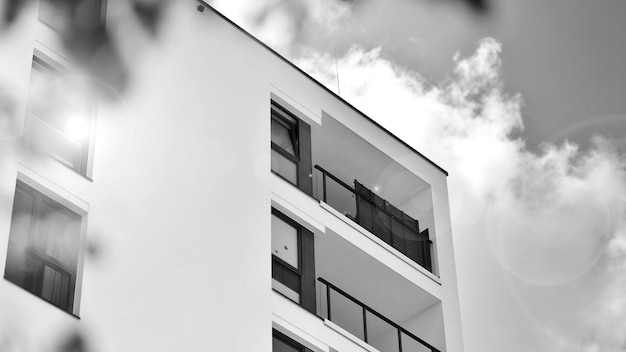 Foto un edificio con un balcone che dice 