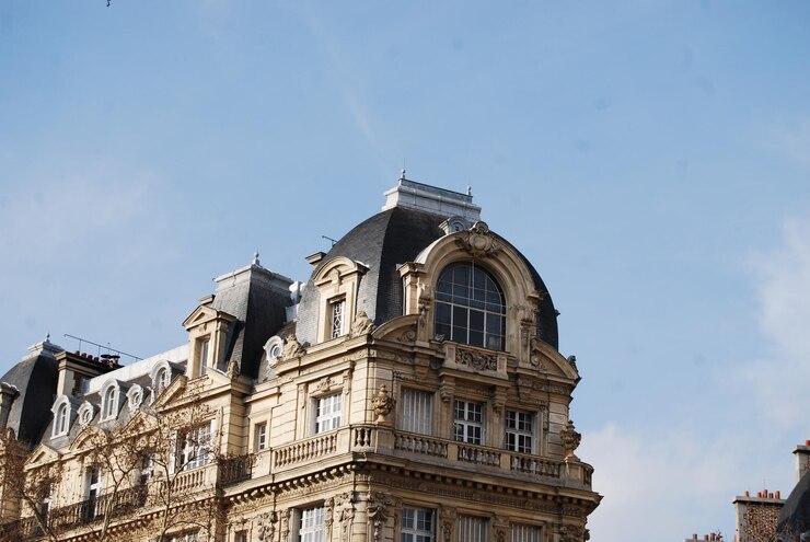 Photo a building with a black roof and a large window that saysthe number 3on it