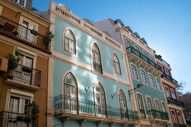 Photo a building with a blue building