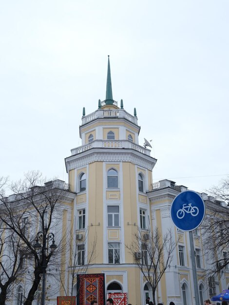 Photo a building with a blue sign that saysthe word  in white