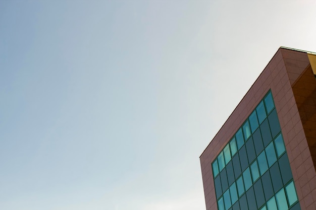 푸른 하늘을 배경으로 한 건물