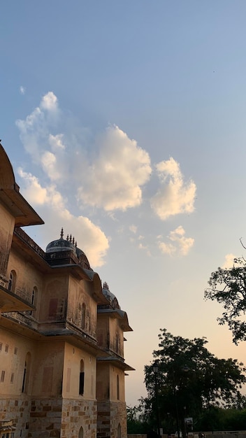 Photo a building with a blue sky and clouds