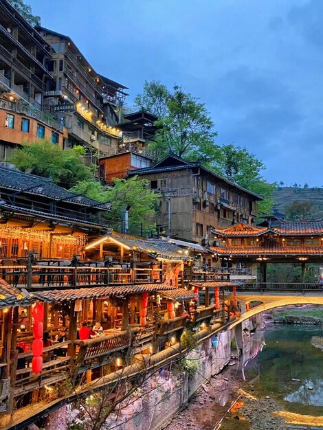 Photo a building with a bridge over the water