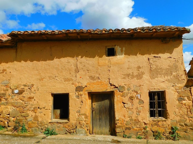 Здание с коричневой дверью и красной крышей