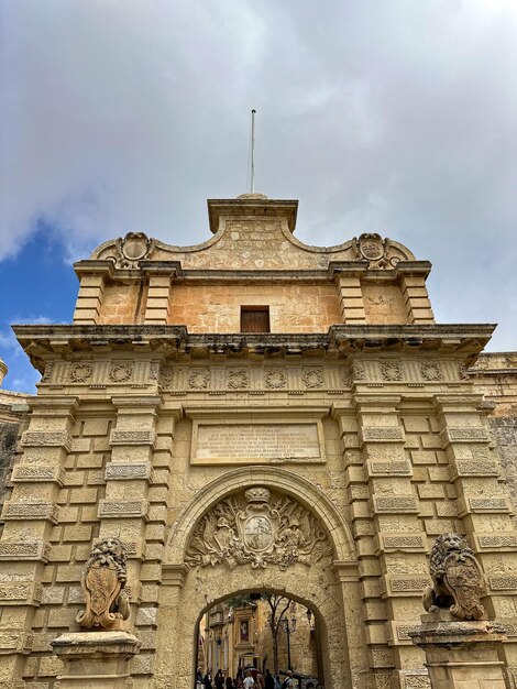 Foto un edificio con un orologio sul fronte e il numero 4 sul fronte