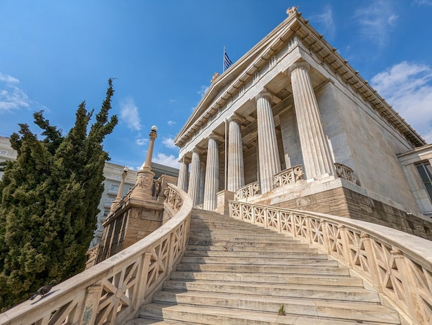 A building with columns and a blue sky