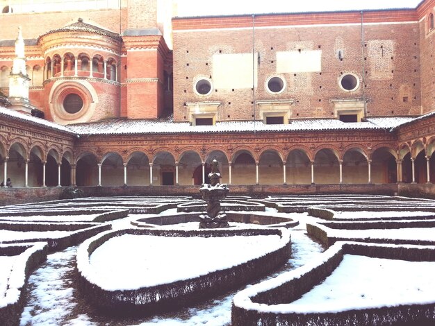 Foto edificio con cortile in inverno