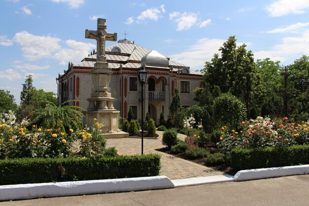 Photo a building with a cross in front of it