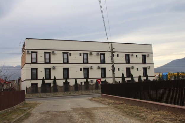 Photo a building with a fence around it