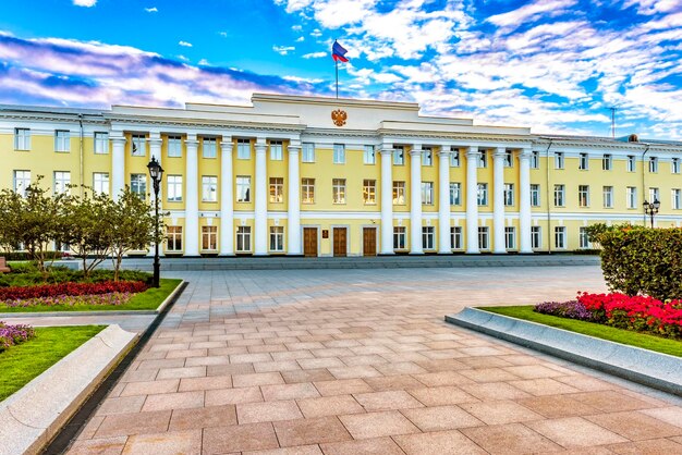 Foto edificio con istituzioni governative sul territorio del cremlino di nizhny novgorod