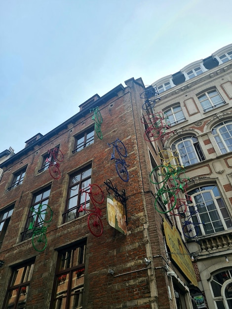 A building with graffiti on the side of it