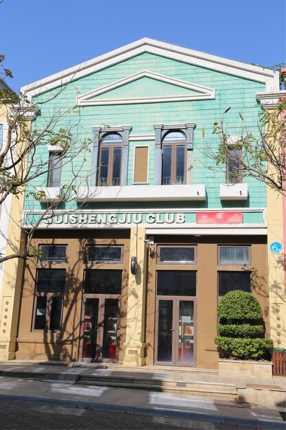緑の屋根の建物で上にHoushengjiu Clubと書かれた看板があります