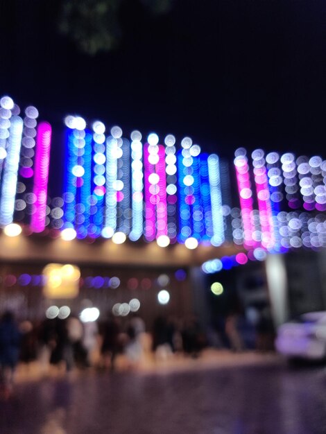 Foto un edificio con luci all'esterno e un'auto sullo sfondo