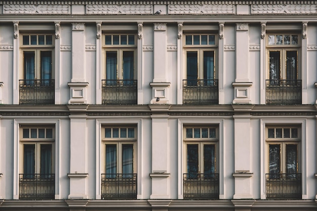 Foto un edificio con molte finestre e balconi con il numero 7 in alto.