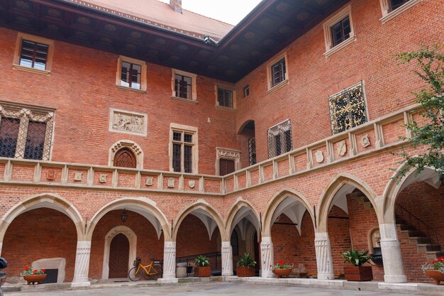 Photo a building with a number of windows and a clock on it