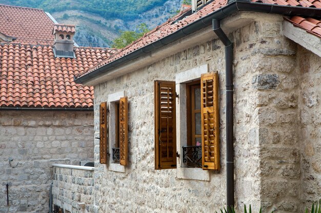 Edificio con piastrelle di argilla arancione e le finestre aperte