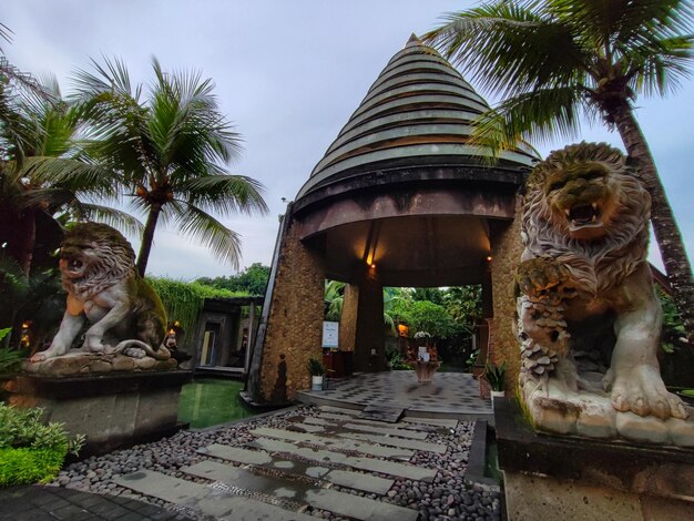 Photo a building with a palm tree on the top