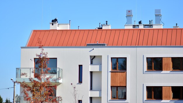 Photo a building with a red roof that has a red roof