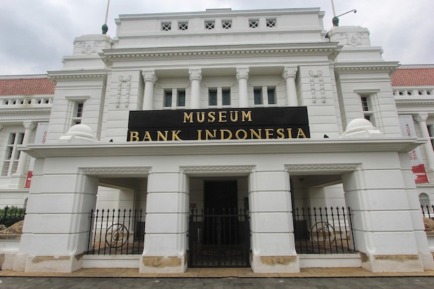 a building with a sign that says bank of america.