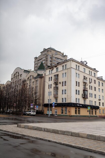 A building with a sign that says'no parking'on it