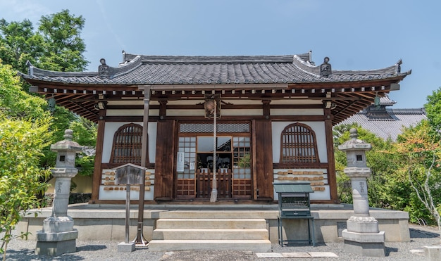 寺院と書かれた標識のある建物