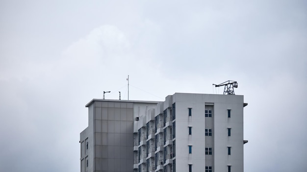 A building with a sign that says the word hotel on it