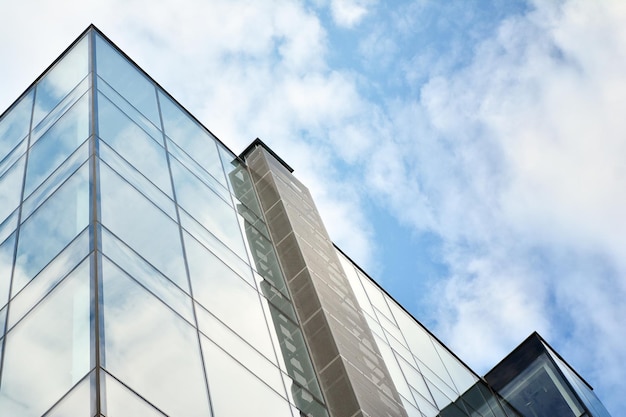 Photo a building with a sky that has clouds in it