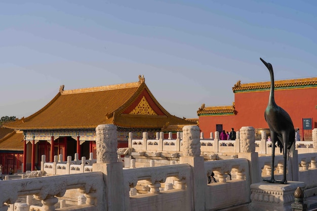 Photo a building with a statue of a bird on the top