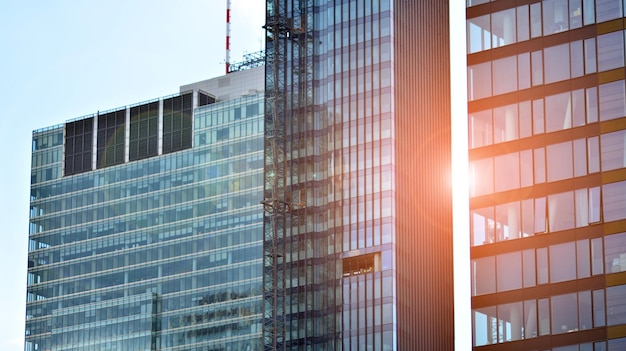 太陽が輝いている建物