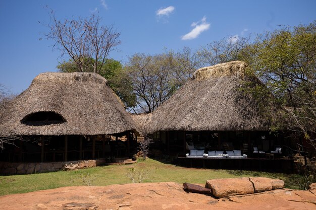 Photo a building with a thatched roof and a thatched roof