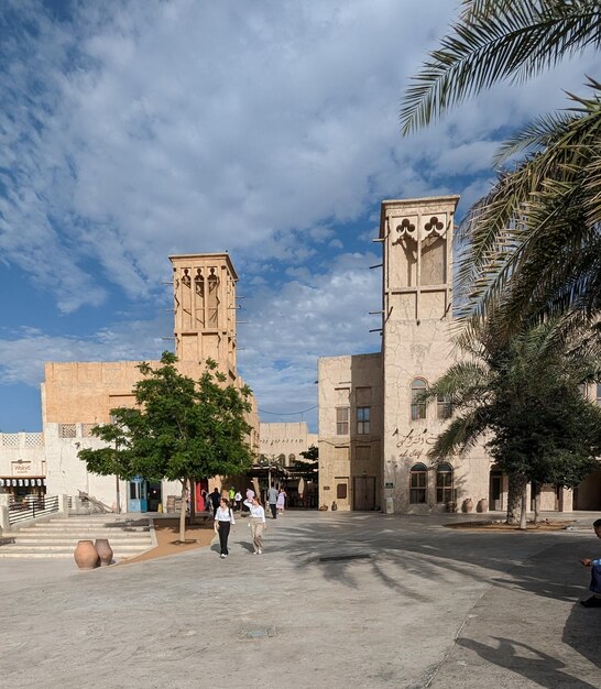 Photo a building with a tower on the left side