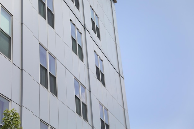 A building with a window that says'no one'on it