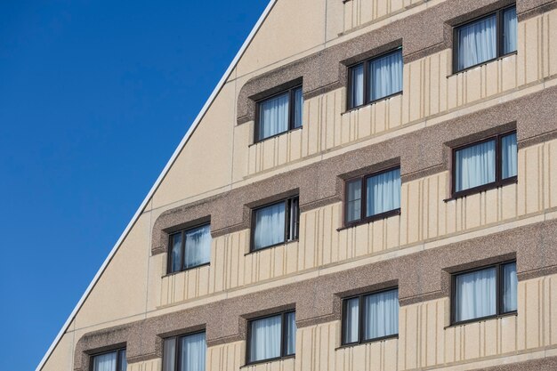 青い空に窓のある建物。高品質の写真