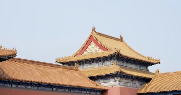 Photo a building with a yellow roof and a red roof