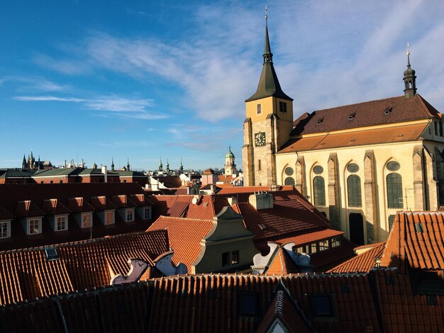 Photo buildings against cloudy blue sky on sunny day in city