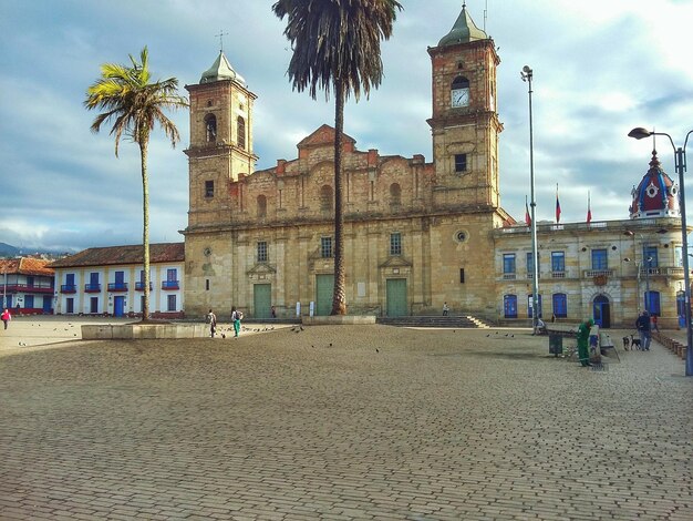 Foto edifici contro un cielo nuvoloso