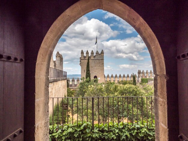 Foto edifici contro un cielo nuvoloso