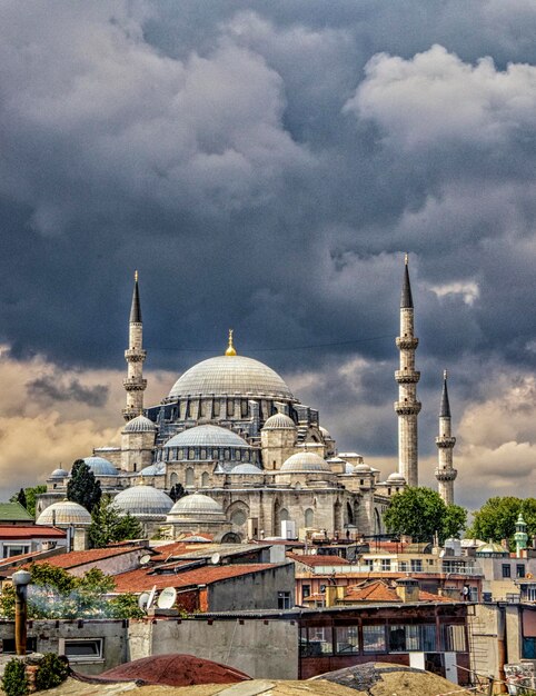 Foto edifici contro un cielo nuvoloso