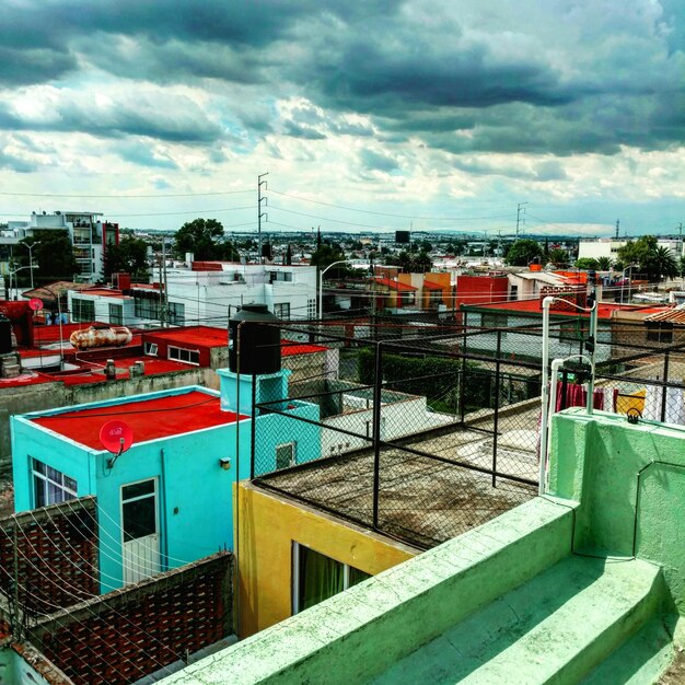 Foto edifici contro un cielo nuvoloso