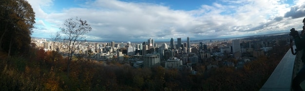 Photo buildings against cloudy sky