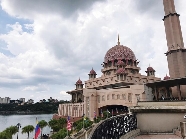 Photo buildings against cloudy sky