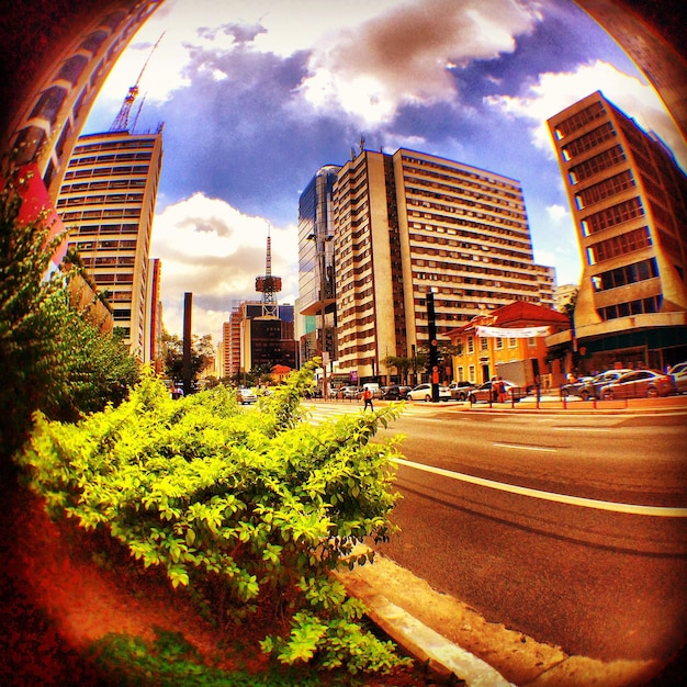 Foto edifici contro un cielo nuvoloso