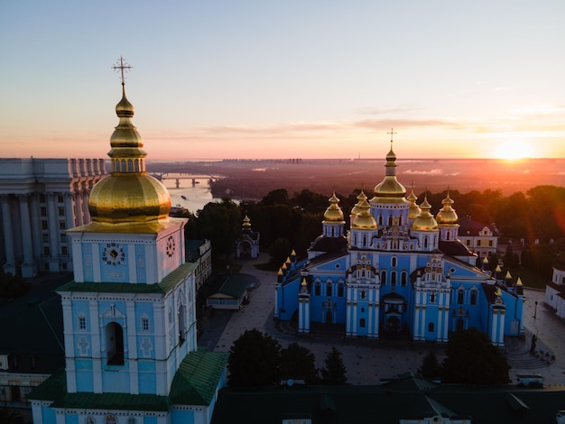 Фото Здания на фоне неба во время захода солнца в городе