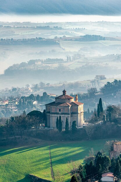 Foto edifici contro il cielo