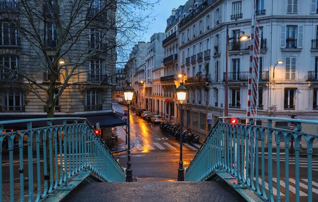 フランス・パリのサンマルタン運河に沿った建物と橋