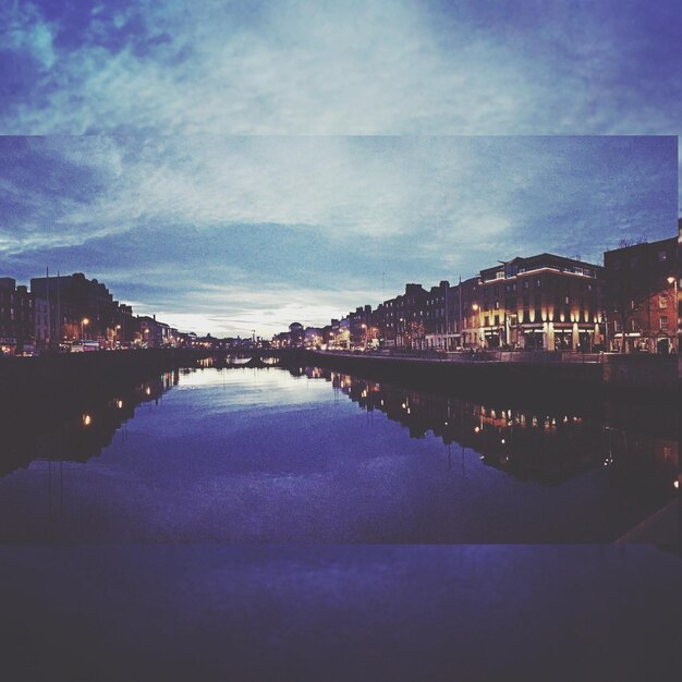 Photo buildings along canal during dusk